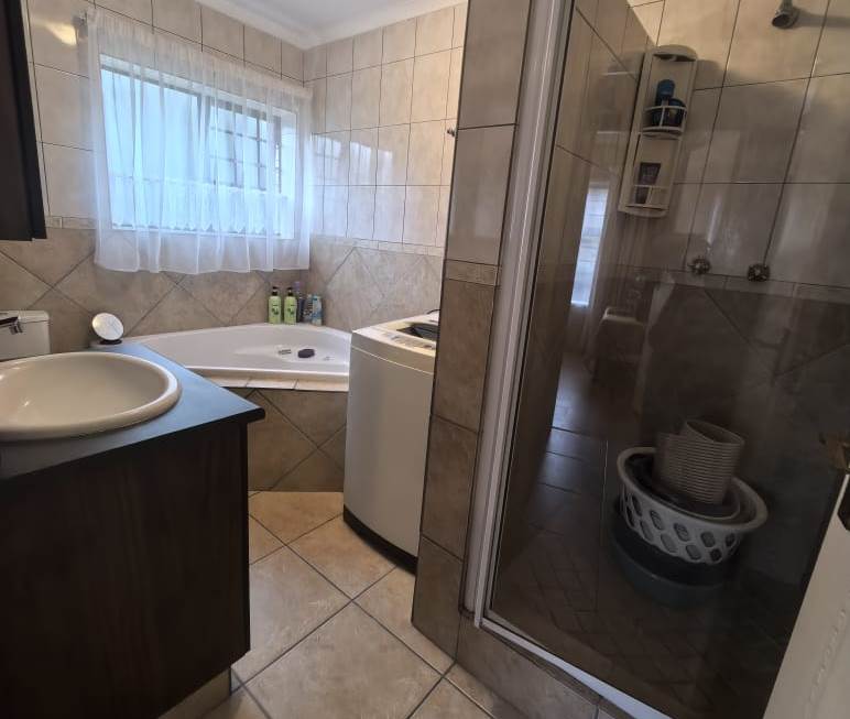 5 Bedroom Property for Sale in Reebok Western Cape